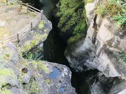 宮城県　観光　名所　紅葉　恋人の聖地　秋保　磊々峡　渓谷　